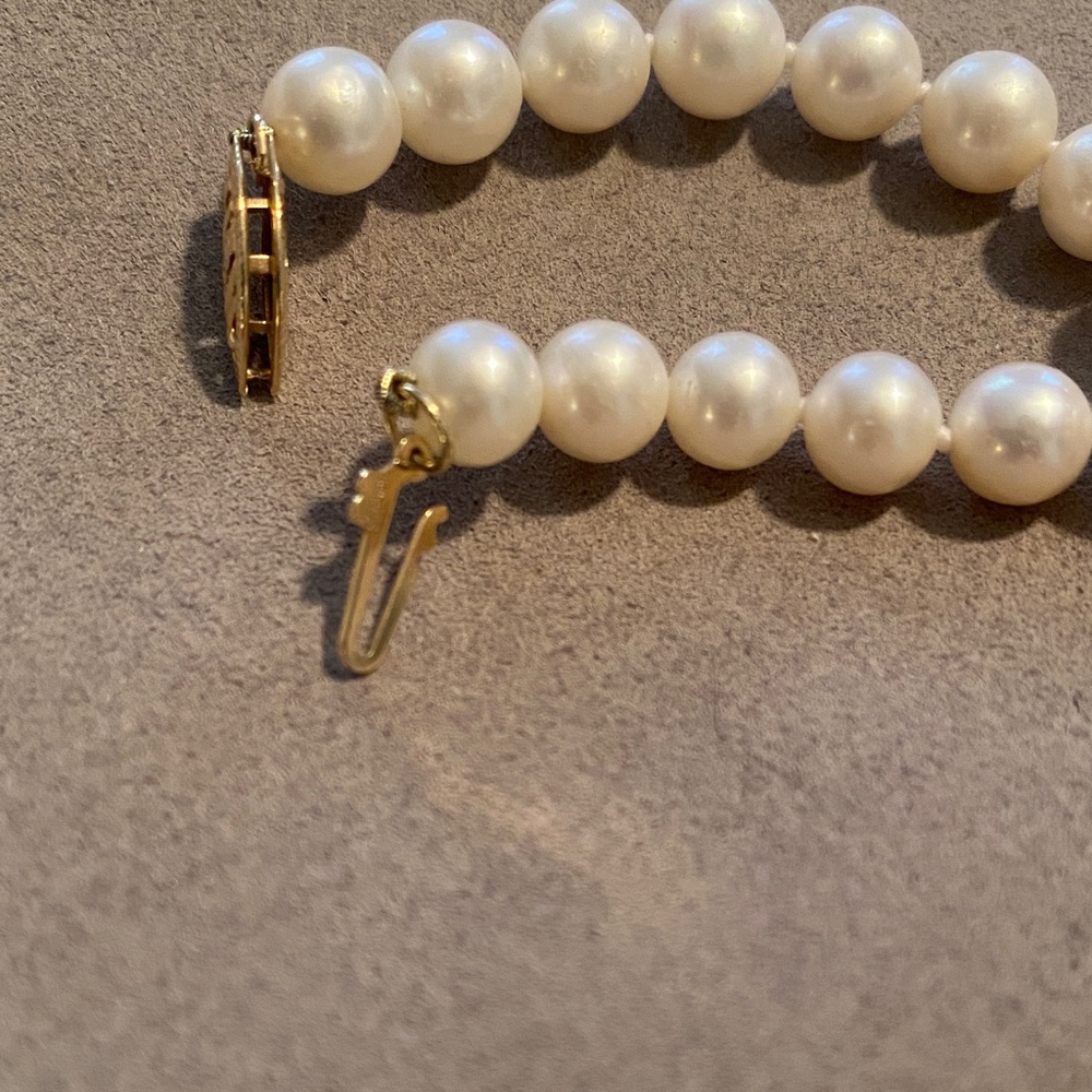 Elegant Pearl Bracelet with Gold Clasp